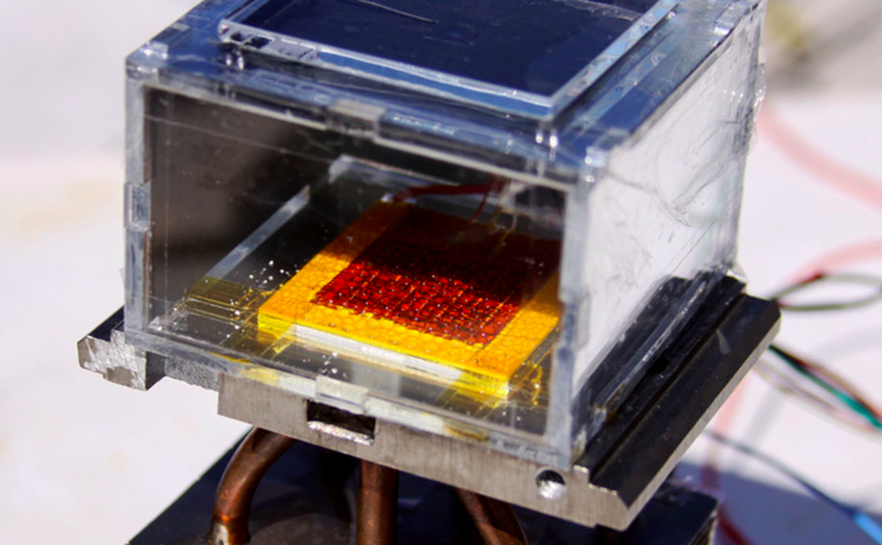 Crean un dispositivo capaz de obtener litros de agua del aire sólo usando luz solar