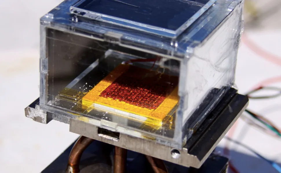 Crean un dispositivo capaz de obtener litros de agua del aire sólo usando luz solar