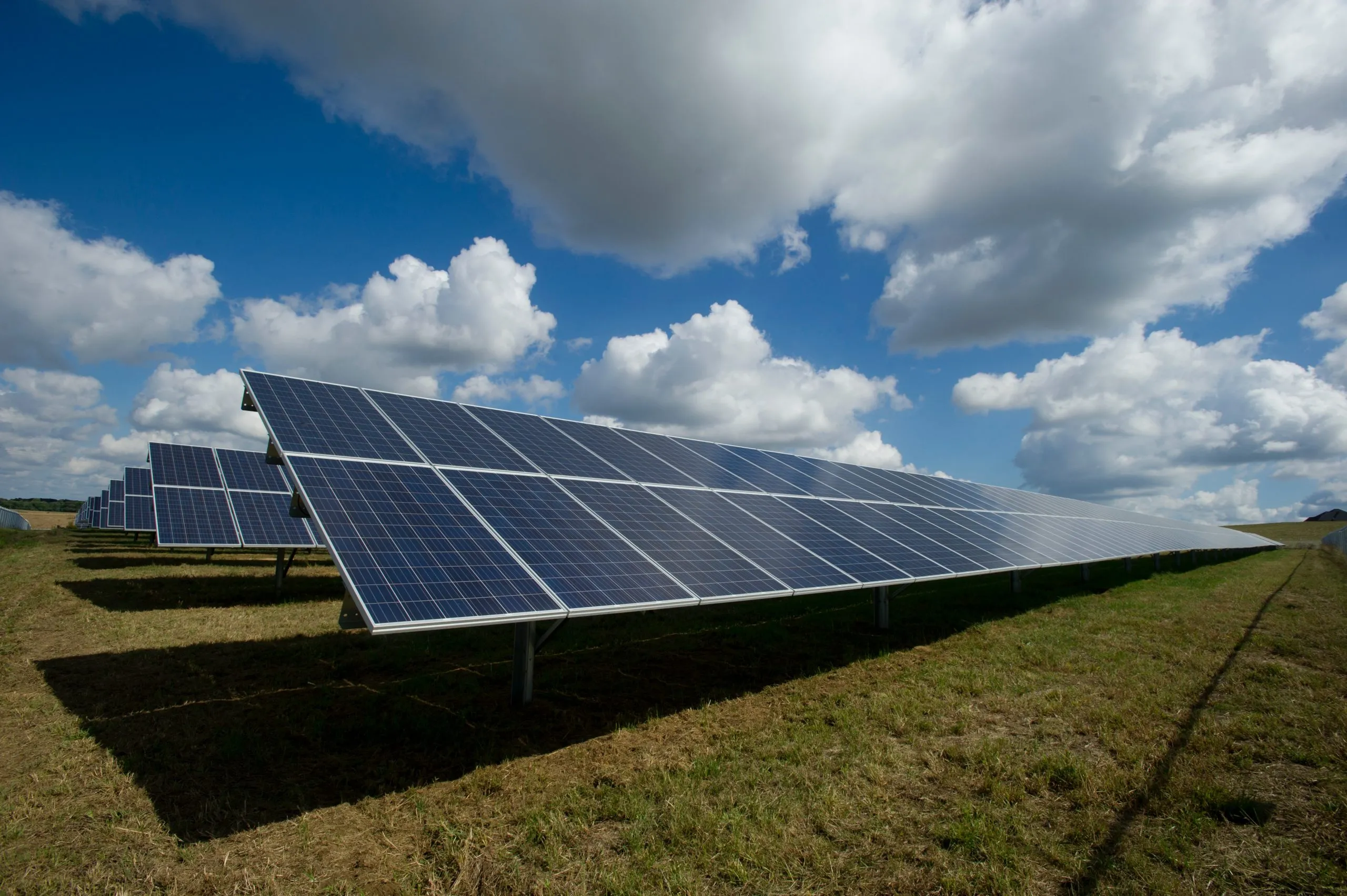 Tecnología electroestática mantiene los paneles solares libres de polvo